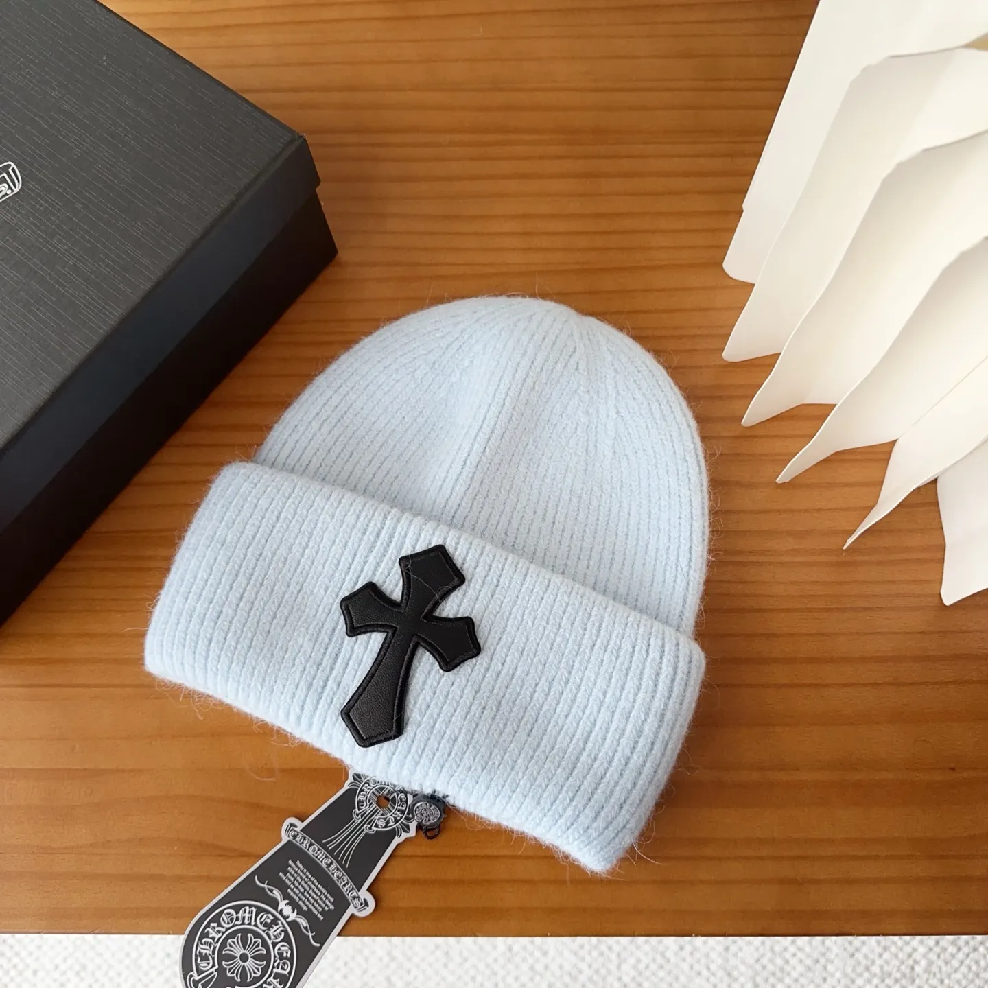 💰56 Crow Heart Angora Rabbit Fur Knitted Beanie for Autumn and Winter. This must be a favorite of minimalism. It is clean, neat, fashionable and versatile, and will definitely not be picky about your face shape! A fashionable classic that lasts forever! Fashionable black and white can be purchased together!